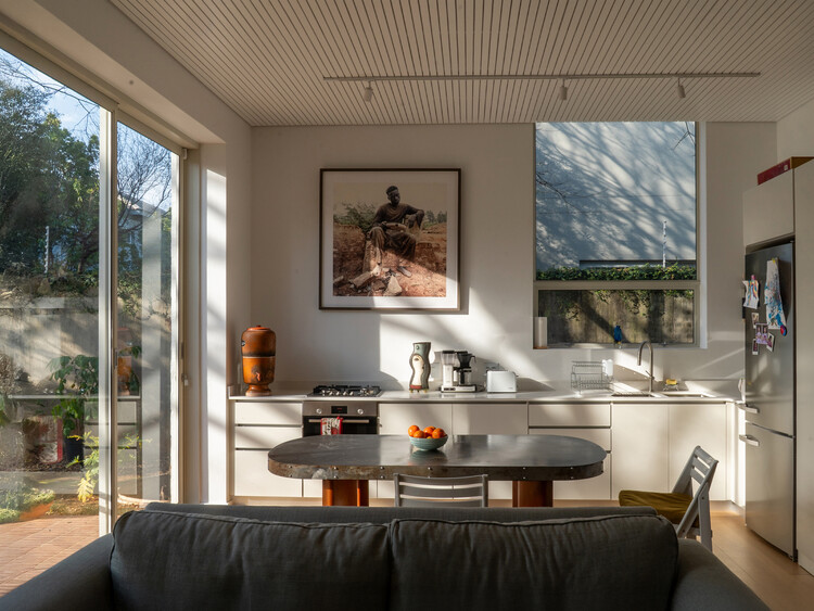 Casa de Dois Lados / MiMo Architects - Fotografia de Interiores, Madeira, Cadeira, Mesa, Iluminação, Bancada, Vidro