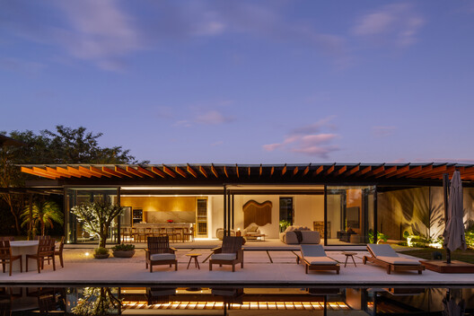 House AC / Kiko Castello Branco Arquitetura + Lucas Cunha - Exterior Photography, Patio, Chair, Courtyard, Beam