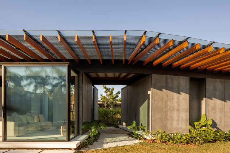 House AC / Kiko Castello Branco Arquitetura + Lucas Cunha - Image 2 of 26