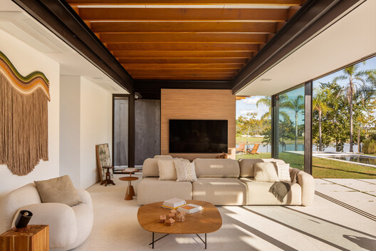 House AC / Kiko Castello Branco Arquitetura + Lucas Cunha - Interior Photography, Living Room, Wood, Sofa, Table, Chair