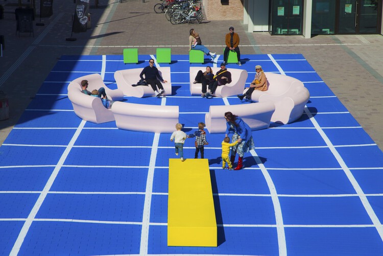 ¿Cómo se diseñan los espacios públicos como comunidades necróticas? - Imagen 6 de 14