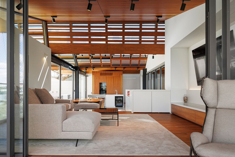 Casa Alcoutins / Paulo Martins - Fotografia de Interiores, Sala de Estar, Madeira, Mesa, Cadeira