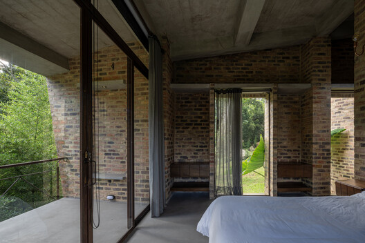 Nola Cabin / Yemail Arquitectura  - Interior Photography, Bedroom, Wood, Brick, Beam