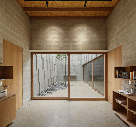 摄影师工作室 / Roman Bauer Arquitectos - 室内图, 厨房, 木头