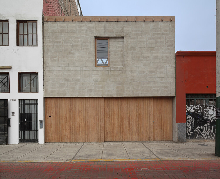 Investigación - Taller de fotógrafos/arquitectos de la pelota romana - Fotografía exterior, madera, fachada, ladrillo, concreto, puerta