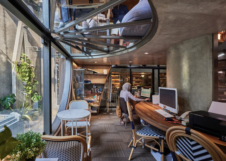 Seminario de arquitectura Kampoong Guha/Realrich - Fotografía interior, sillas, vidrio