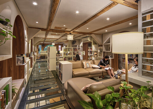 Kampoong Guha / Realrich Architecture Workshop - Interior Photography, Living Room, Wood, Sofa, Lighting, Shelving