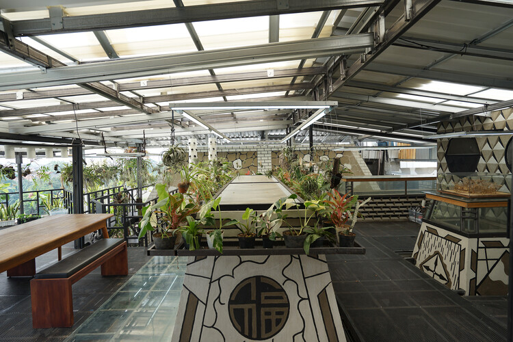 Seminario de arquitectura de Kampoong Guha/Realrich - Fotografía interior, vidrio, Vige Compuesto fijo