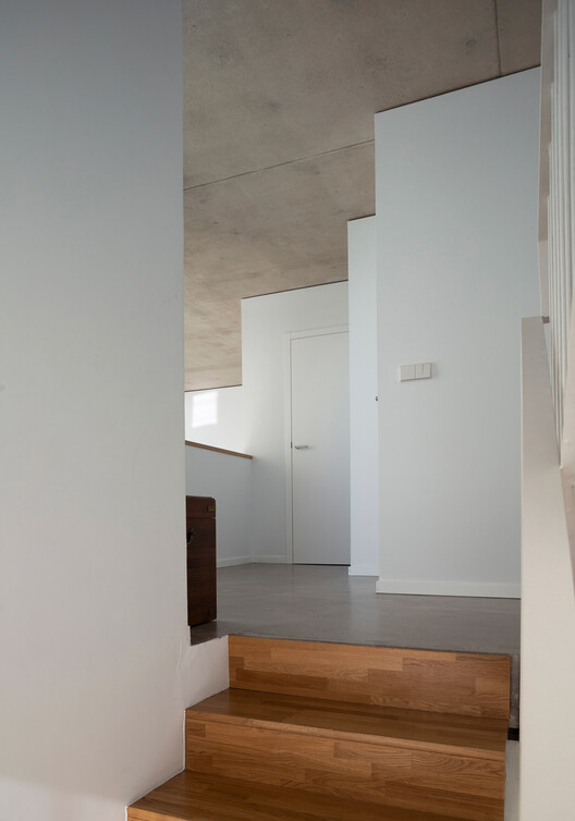 (REMOVED) Casa e pavilhão / Juan Marco Arquitetos (REMOVED) Casa e pavilhão / Juan Marco Arquitetos - Fotografia de Interiores, Madeira, Escada