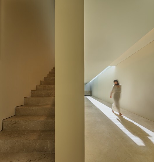 Villa 18, House in la Moraleja / Fran Silvestre Arquitectos - Interior Photography, Stairs, Concrete