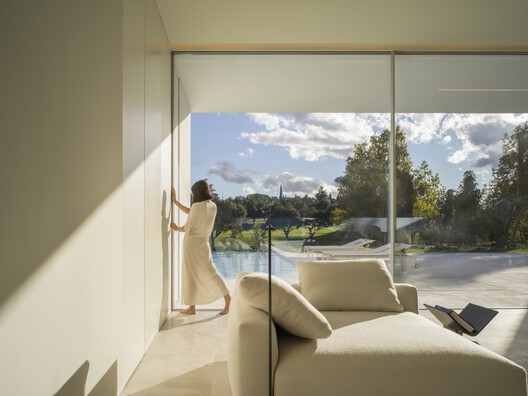 Villa 18, House in la Moraleja / Fran Silvestre Arquitectos - Interior Photography, Sofa, Chair