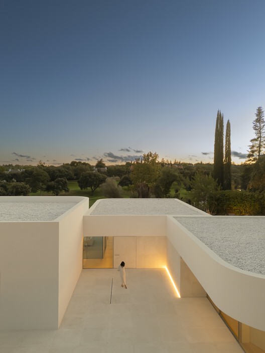 Villa 18, House in la Moraleja / Fran Silvestre Arquitectos - Image 16 of 37