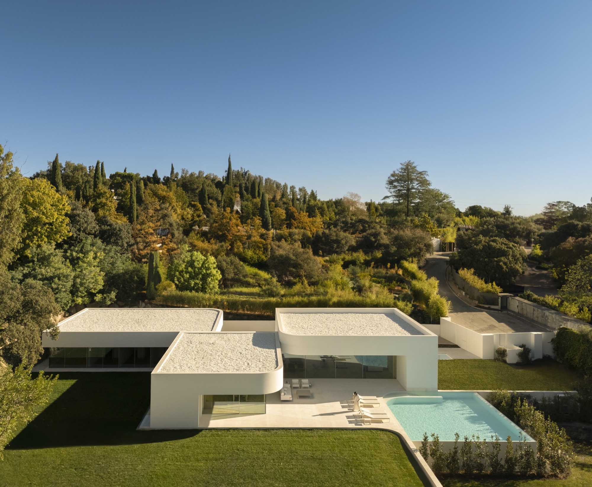 Villa 18, House in la Moraleja / Fran Silvestre Arquitectos