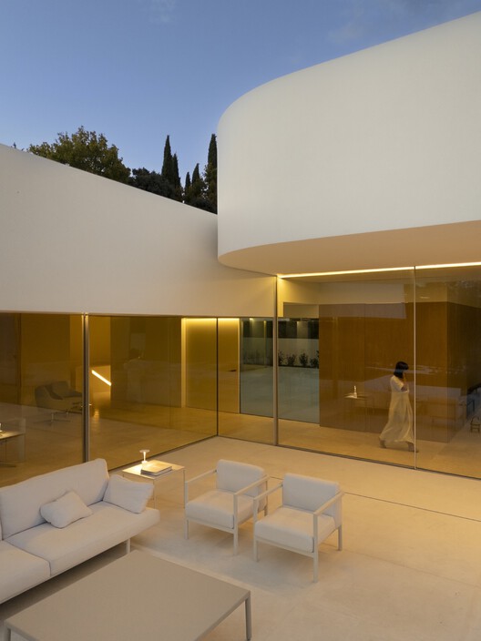 Villa 18, House in la Moraleja / Fran Silvestre Arquitectos - Exterior Photography, Concrete, Courtyard