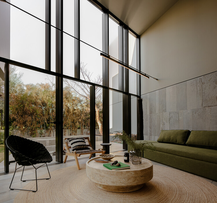 Casa Río/Rabak - Fotografía interior, sala de estar, madera, iluminación, sillas, vidrio