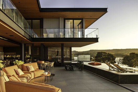 Lake House / Dayala e Rafael arquitetos associados - Interior Photography, Living Room, Balcony