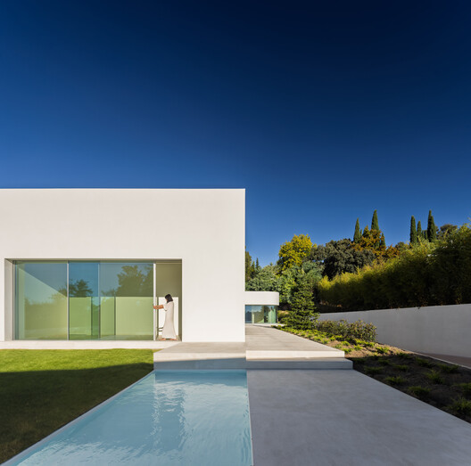 Villa 18, House in la Moraleja / Fran Silvestre Arquitectos - Image 13 of 37