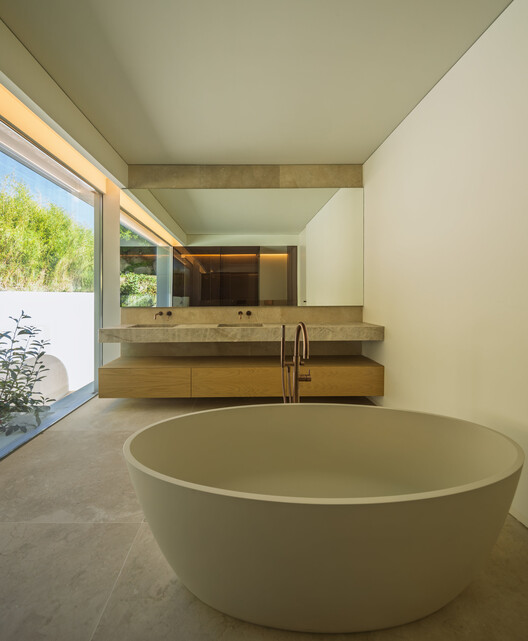 Villa 18, House in la Moraleja / Fran Silvestre Arquitectos - Image 25 of 37