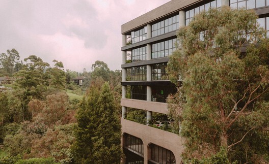 Indie Lab Office Building / StudioSC + Base Taller