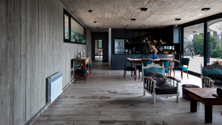 Pirca House / Manto Architecture - Fotos interiores, madera, mesa, silla, iluminación, vidrio