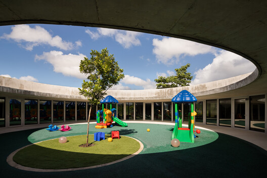 Jardim de Infância Ciales / Toro Arquitectos - Imagem 14 de 31