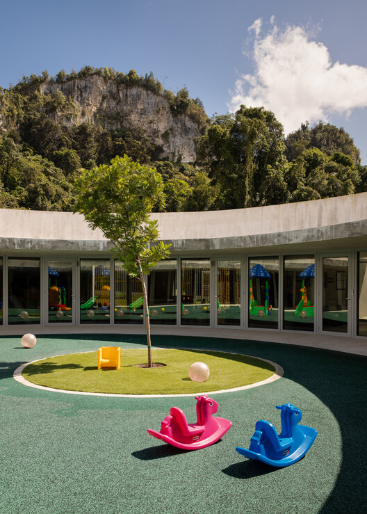 Jardim de Infância Ciales / Toro Arquitectos - Fotografia de Exterior, Concreto, Aido