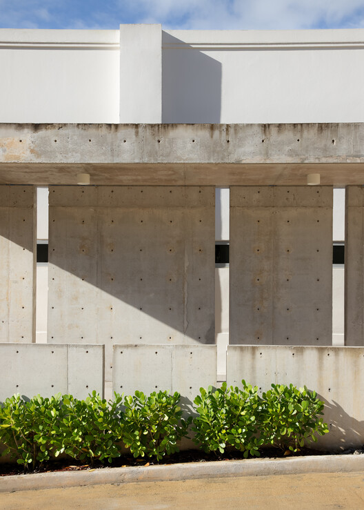 Jardim de Infância Ciales / Toro Arquitectos - Fotografia de Exterior, Concreto