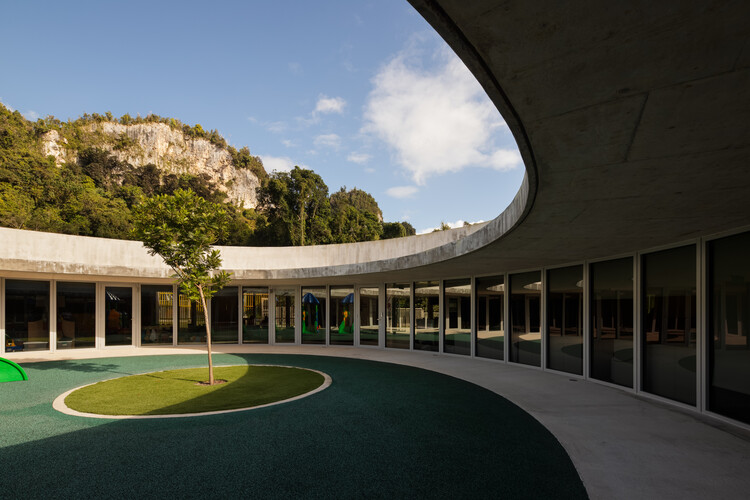 Kindergarten Ciales / Toro Architects - Imagen 1 de 31