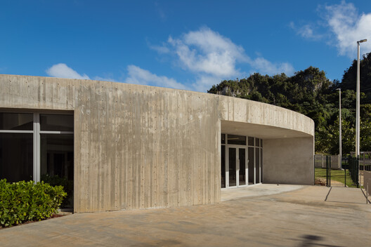 Jardim de Infância Ciales / Toro Arquitectos - Imagem 12 de 31
