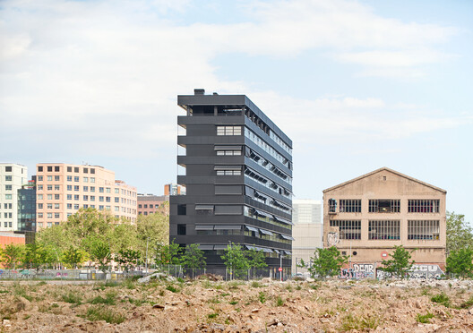 45 Industrialized Social Housing Units  / Vivas Arquitectos