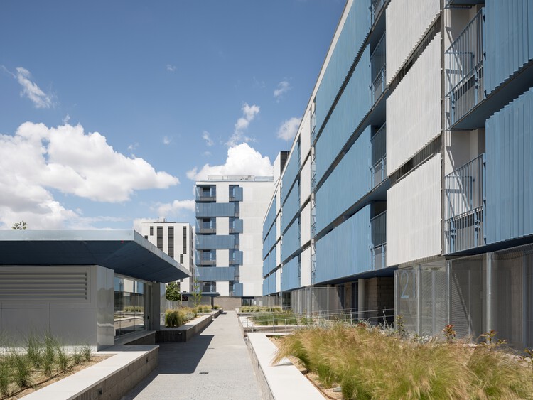 73 viviendas oficialmente protegidas en Vallecas - Rosilla 3 / Ricardo Sánchez González - Fotografía externa, Balcón