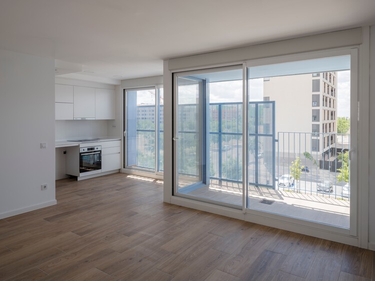 73 Vivienda oficialmente protegida en Vallecas - Rosilla 3 / Ricardo Sánchez González - Fotografía interior, vidrio, balcón, concreto