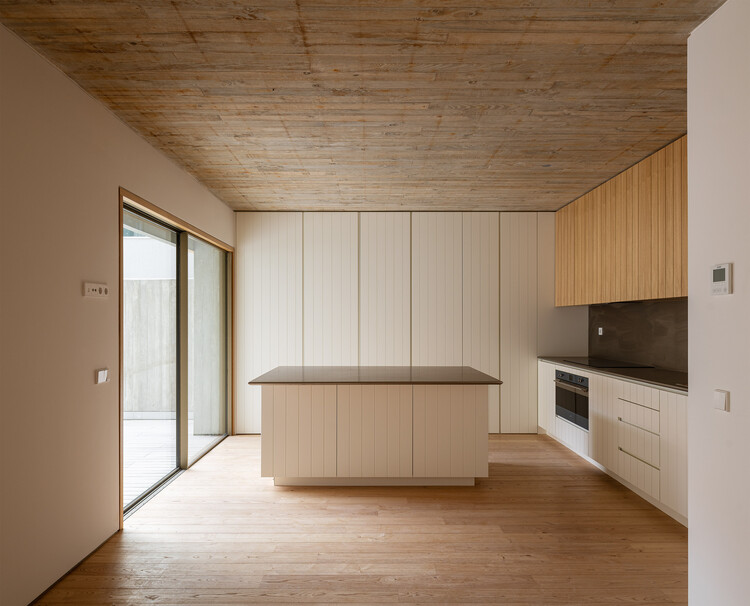 Vila Sanches / Menos é Mais Arquitectos - Fotografia de Interiores, Cozinha, Madeira