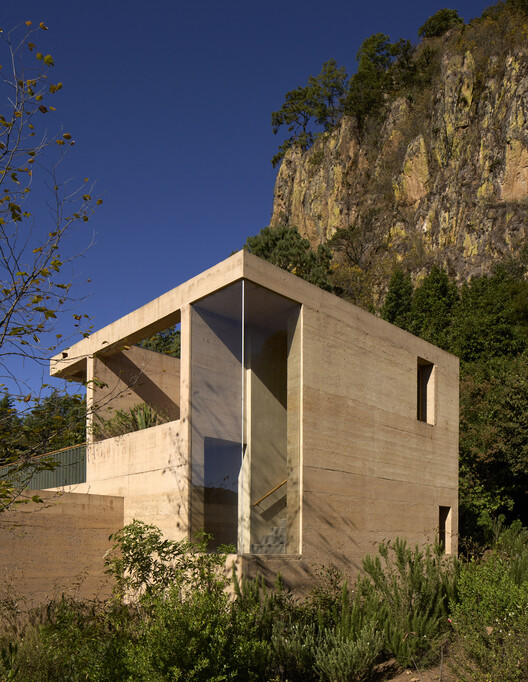 Tradition, Innovation and Experimentation: Contemporary Mexican House Through the Lens of Edmund Sumner - Image 8 of 25