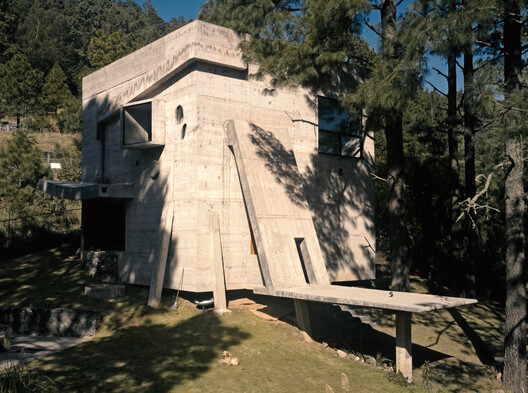 Tradition, Innovation and Experimentation: Contemporary Mexican House Through the Lens of Edmund Sumner - Image 11 of 25