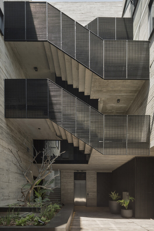 Casas Urbanas Newbery / Dieguez Fridman Casas Urbanas Newbery / Dieguez Fridman - Fotografía interior, Escaleras, Balcón, Barandas