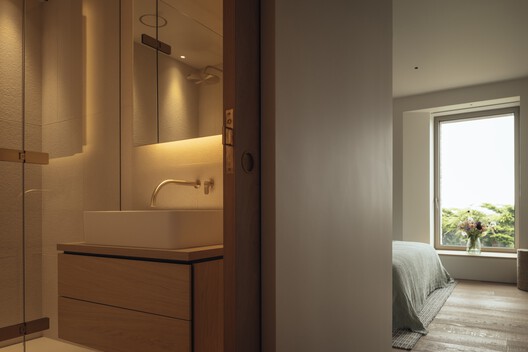 Bay House / McLean Quinlan - Fotografia de Interiores, Madeira, Iluminação, Pia, Bancada, Vidro