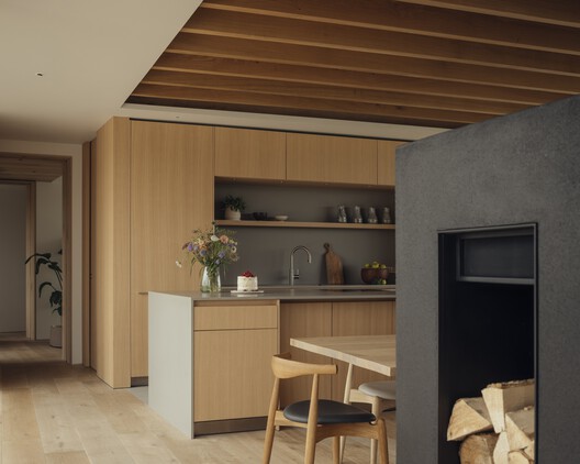 Bay House / McLean Quinlan - Fotografia de Interiores, Cozinha, Madeira, Bancada, Mesa, Cadeira