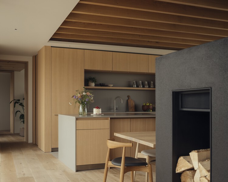 Bay House / McLean Quinlan - Fotografia de Interiores, Cozinha, Madeira, Bancada, Mesa, Cadeira