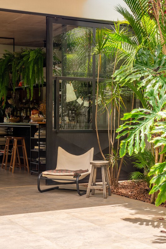 Casa Tocama / Paralelas Arquitetura - Fotografía exterior, Sillas, Patio, Patio interior