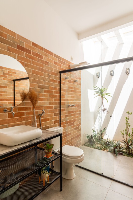 Casa Tocama / Paralelas Arquitetura - Fotografía interior, Baño, Ladrillo