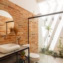 Tocama House / Paralles Arquiteura - Fotografía interior, baño, ladrillos