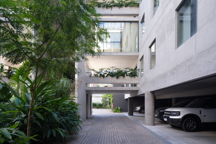 Vivienda en Conesa/Monoblock Street - Fotografía exterior, balcón, concreto
