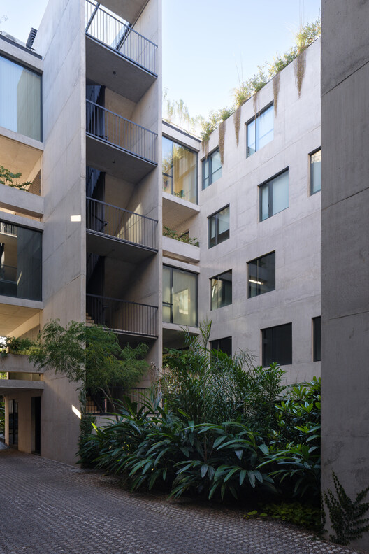 Viviendas en la calle Conesa / MONOBLOCK - Fotografía exterior, Balcón