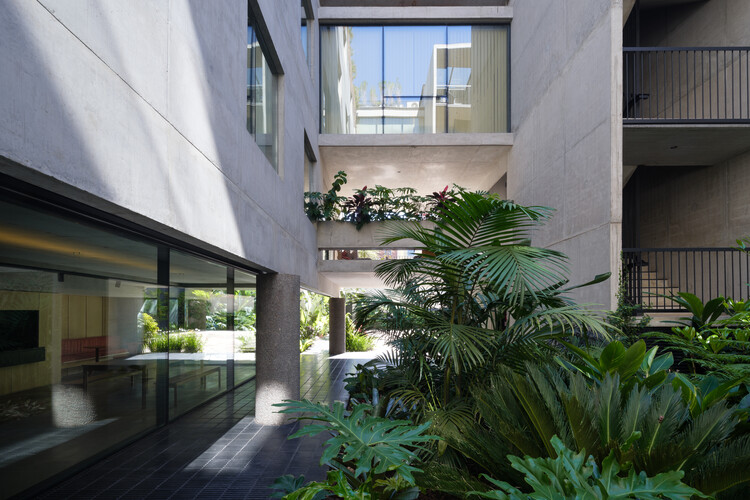 Vivienda en Conesa/Monoblock Street - Fotografía exterior, concreto, balcón, terraza interior