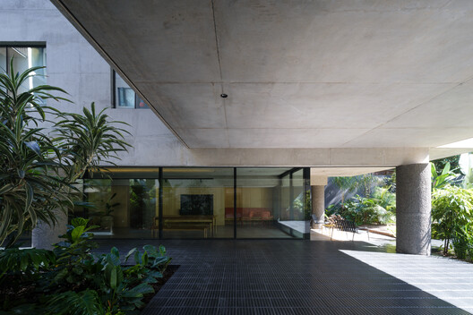 Viviendas en la calle Conesa / MONOBLOCK - Fotografía interior, Concreto, Patio interior