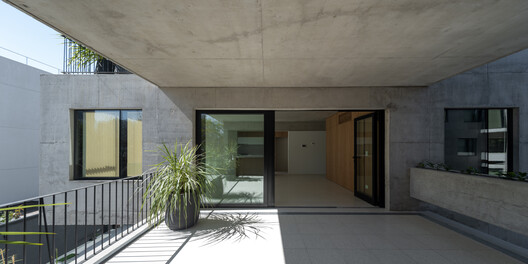 Viviendas en la calle Conesa / MONOBLOCK - Fotografía interior, Concreto, Balcón