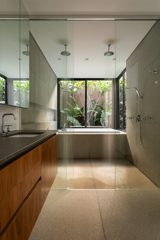 Casa Buritis / Aguirre Arquitetura - Fotografía interior, Baño, Madera, Vidrio