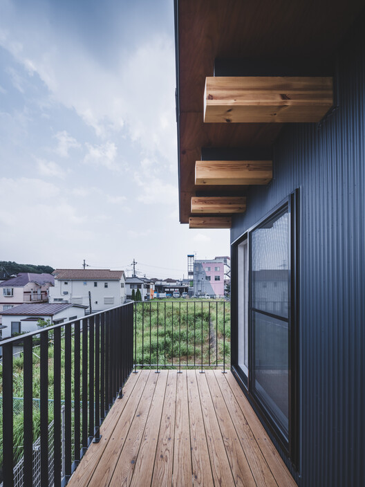 The House Apart / IGArchitects - Exterior Photography, Wood, Balcony, Handrail, Deck