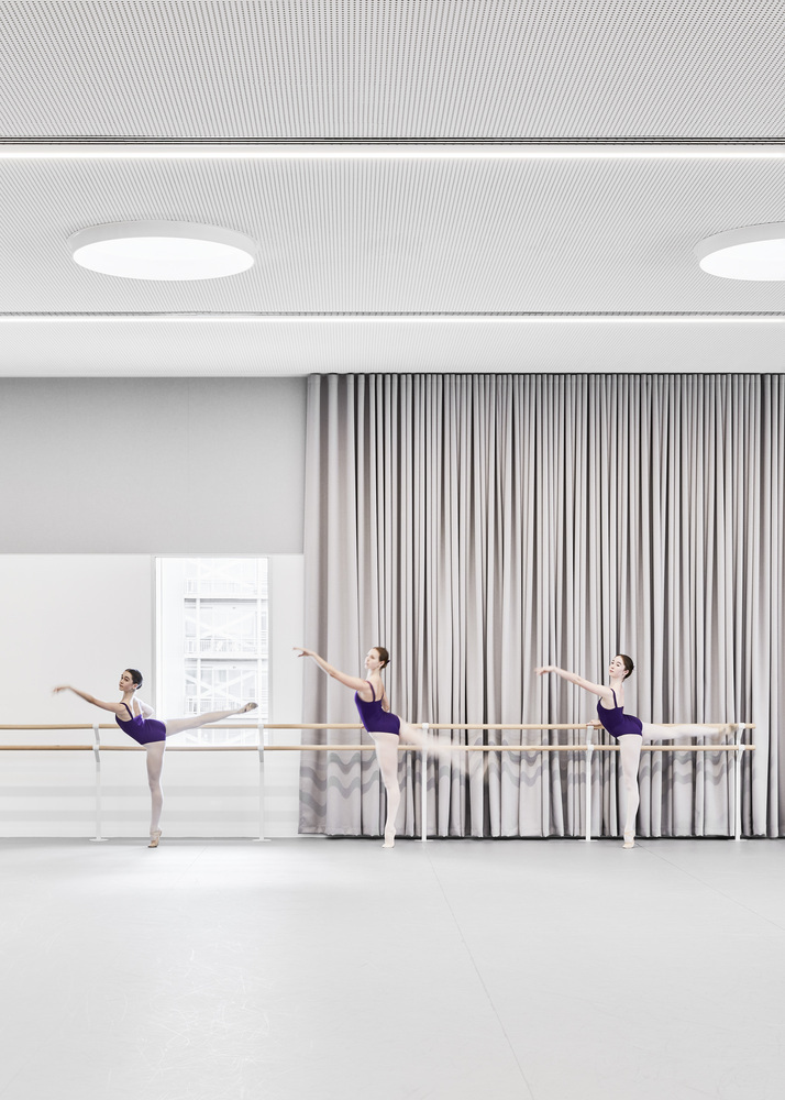 Gallery of Choreographing Space: Architecture and Dance as ...